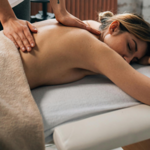 Therapist performing a personalized intuitive massage focused on energy balancing at Uhaina Home massage in Saint Martin SXM.